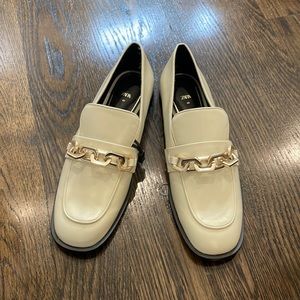 Zara off-white loafer with chain